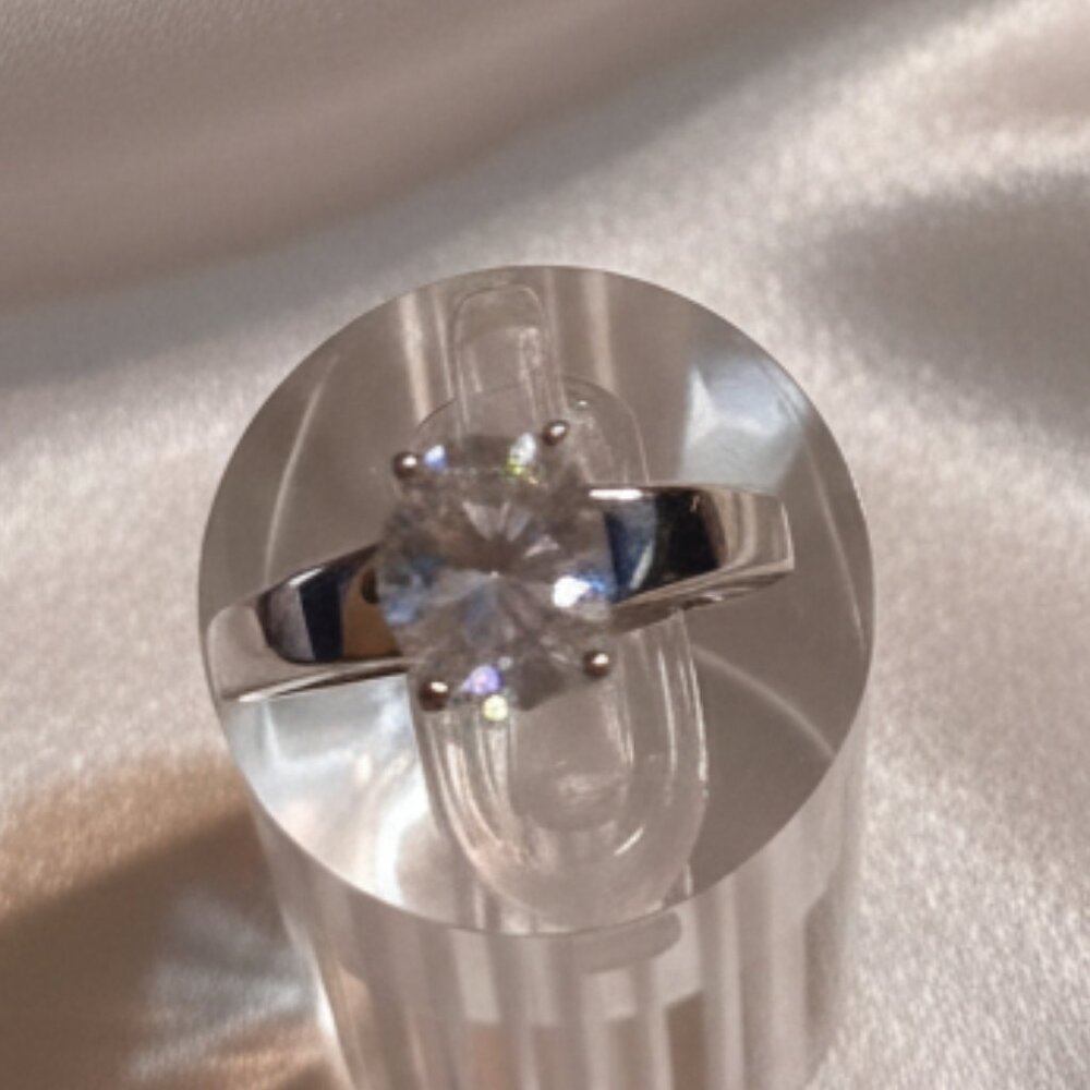 White Sapphire 2 Carat Solitaire Silver Tone Fashion Ring Size 7 NWOT - Picture 3 of 8